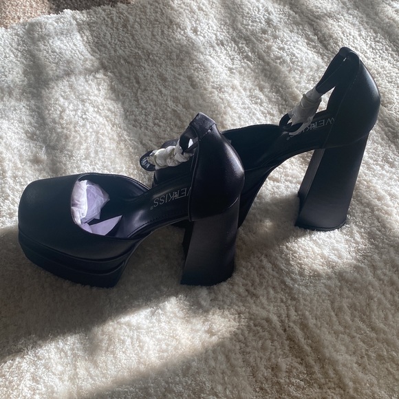 NWT Platform closed toed satin heels - Picture 4 of 6